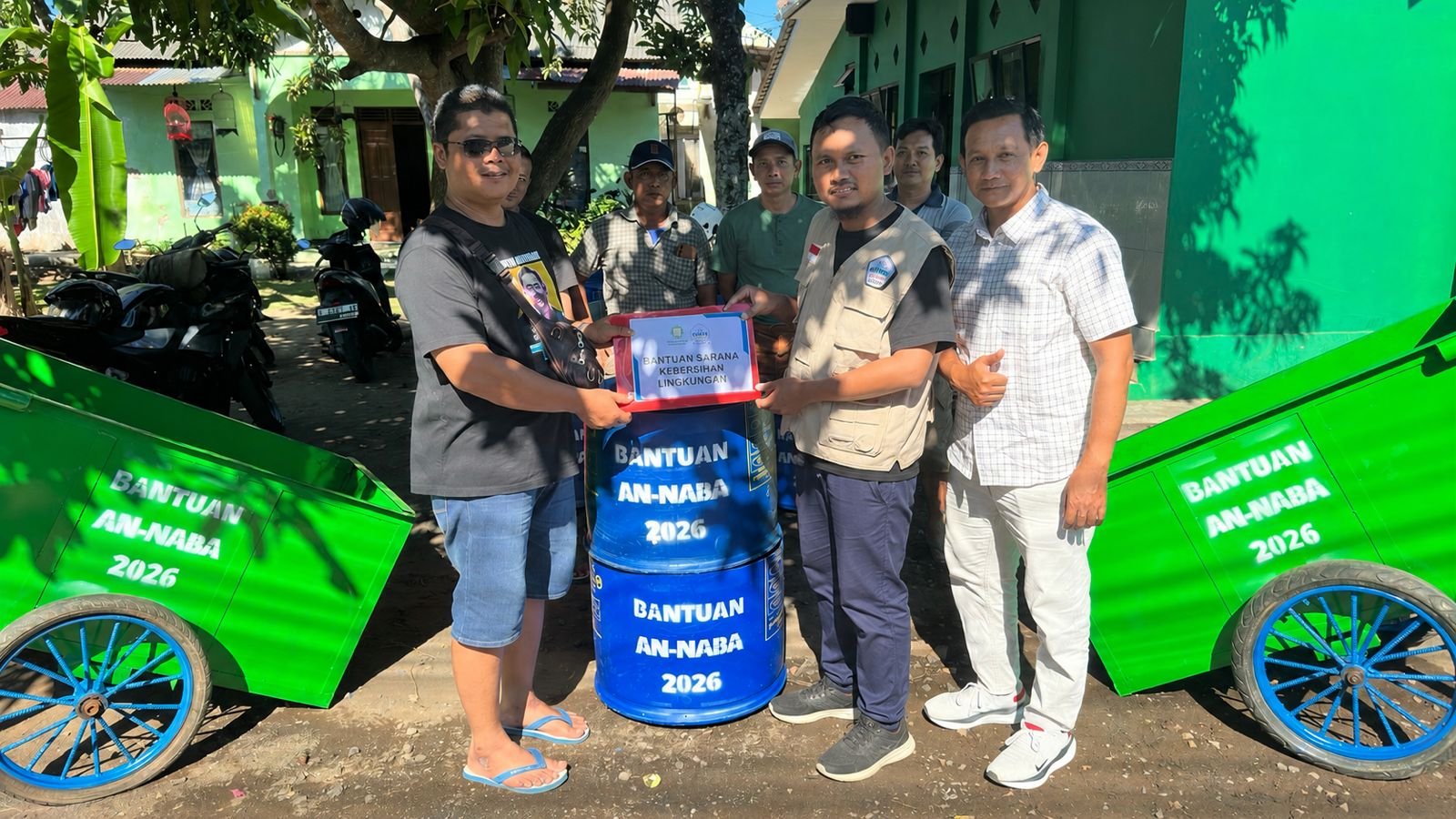 LAZIS AnNaba Cilacap Dukung Inisiatif Warga Melalui Penyaluran Gerobak Serbaguna dan Tong Sampah di Cilacap Tengah dan Kesugihan
